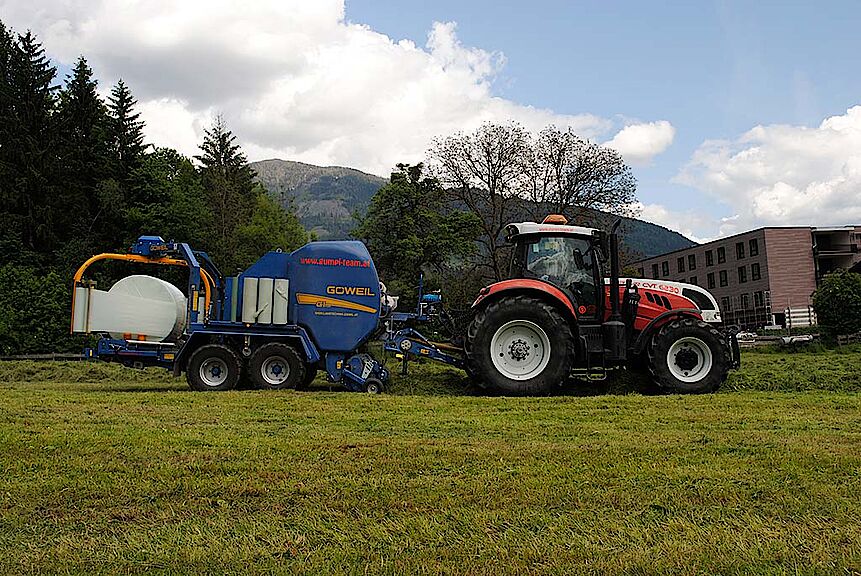 Silageballen-Göweil-Ballenpresse-Gumpitsch