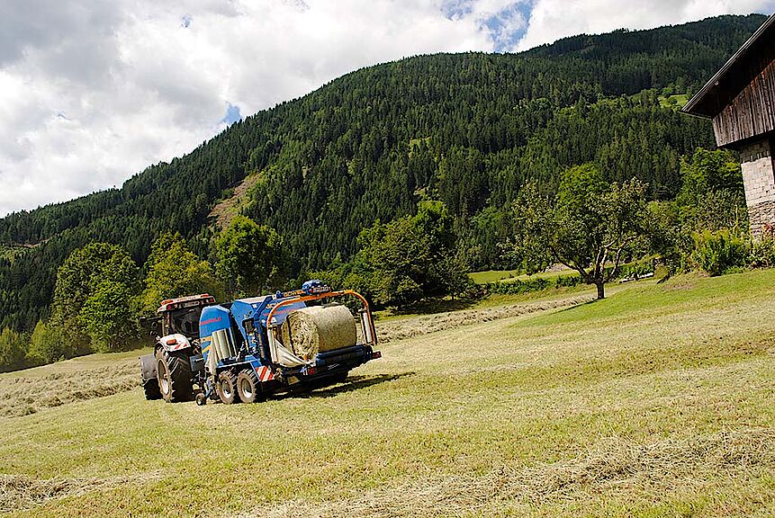 Göweil-Ballenpresse-Heuballen-Gumpitsch